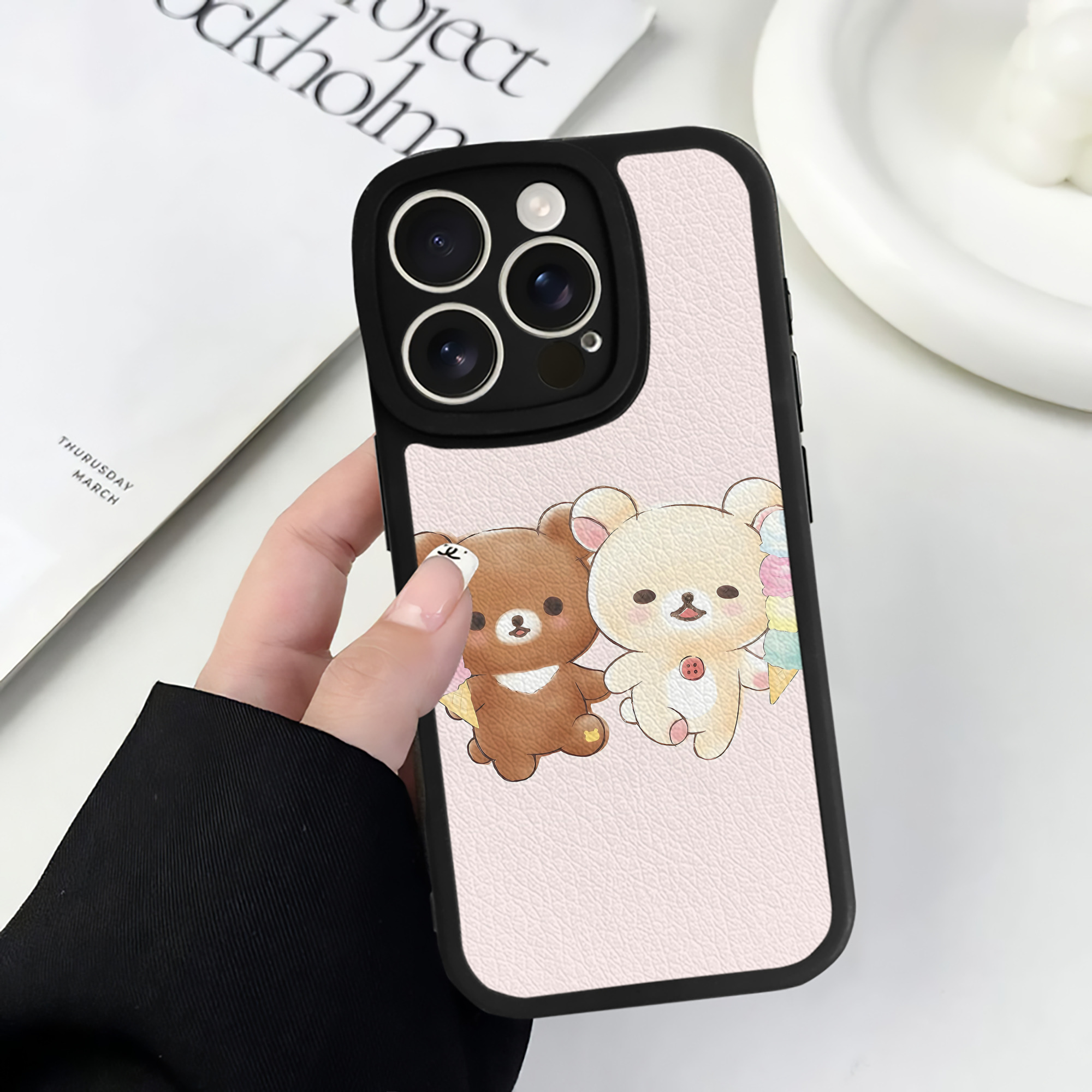 （画像用） リラックマ リラックマ キイロイトリ Rilakkuma Korilakkuma Kiiroitori 【iPhone 16シリーズ対応】シリコンスマホケース（レザー調） 材質：シリコン